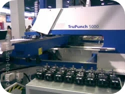Masina stantat Trumpf TtruPunch 5000 cu scule Wilson Tool montate pe ea
